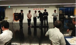 優勝祝賀会が行われ、大木会長から選手に記念品が贈呈されました